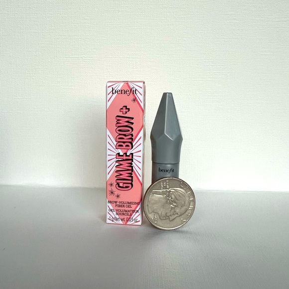 Benefits cosmetics bag and deluxe samples. - Picture 8 of 10